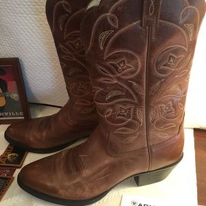 NWT Women’s brown heritage cowboy boots